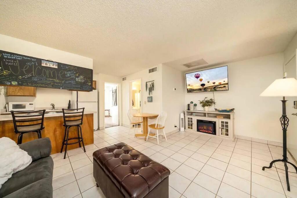 Pool King Lake Suite-Walk To Dt & Lake! Lake Havasu City Extérieur photo